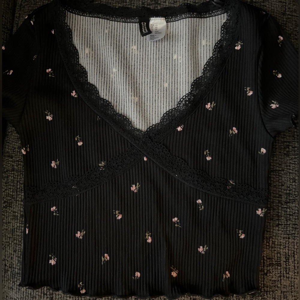 H&M Top. - Picture 2 of 2